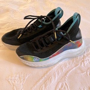 Under Armor - CURRY BBall shoe Youth size 4.